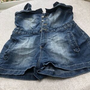 Bluenotes size 32 jumper/overall shorts. Button up front, pockets , belt holders